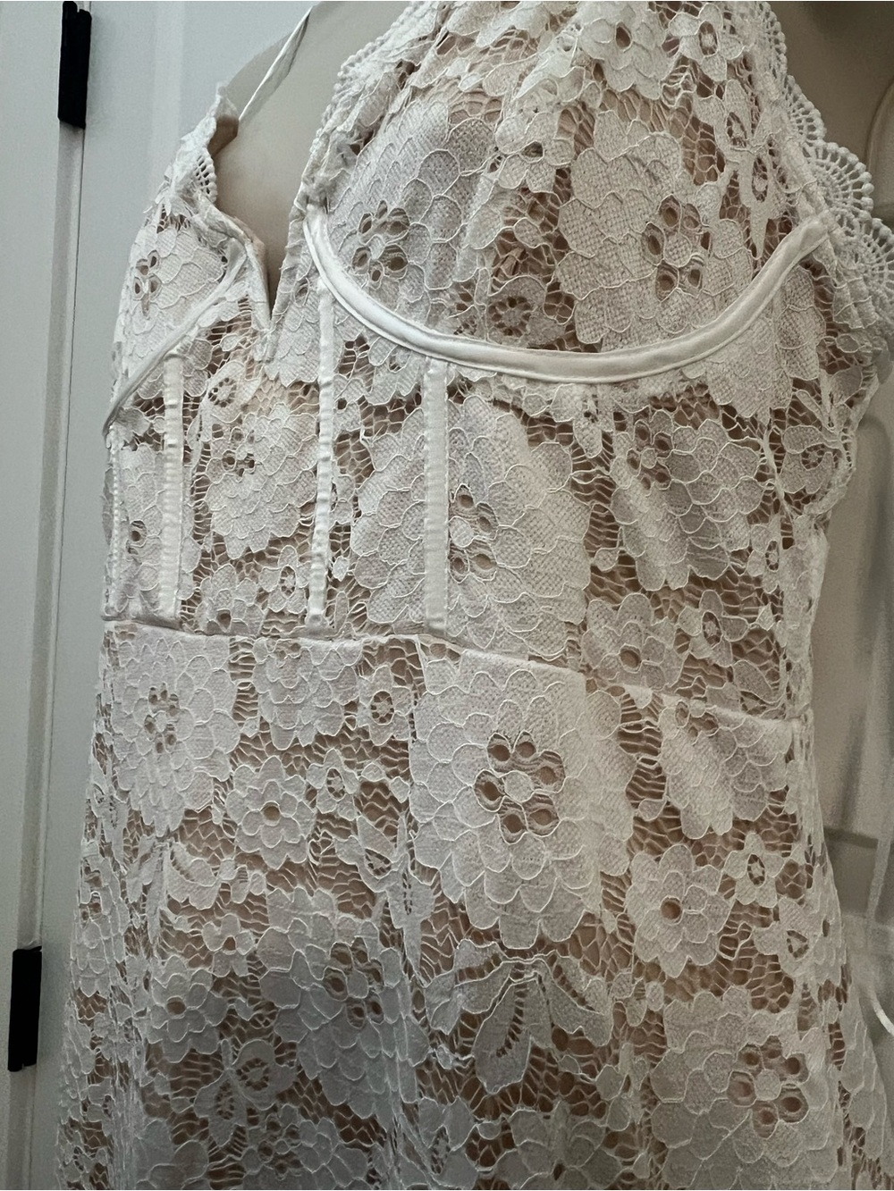 White lace dress - Picture 3 of 4